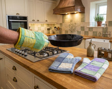 Load image into Gallery viewer, 100% Cotton Checked Gauntlet Oven Glove