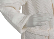 Load image into Gallery viewer, https://images.esellerpro.com/2278/I/933/98/HC05305-slenderella-ladies-shaved-wave-robe-cream-close-up-2.jpg