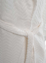 Load image into Gallery viewer, https://images.esellerpro.com/2278/I/935/18/HC05307-slenderella-ladies-shaved-wave-robe-cream-close-up-2.jpg